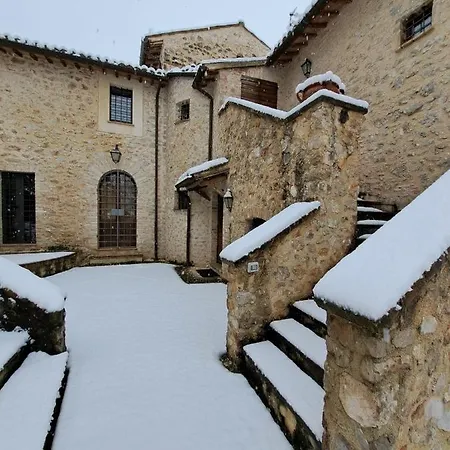 度假居 Borgo Dei Conti Campello 克利通诺河畔坎佩洛